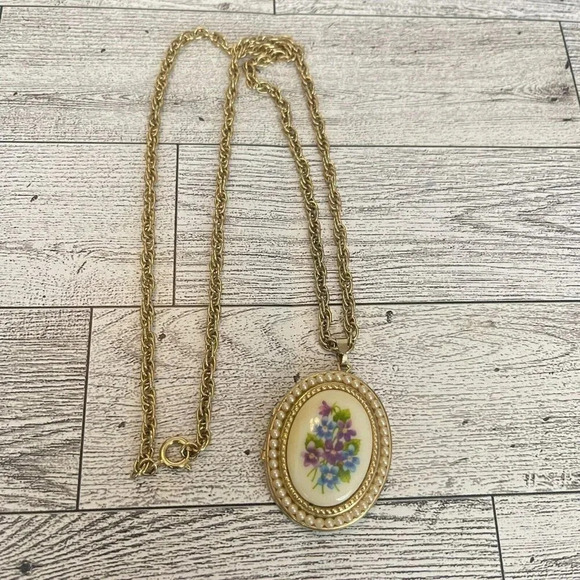 Vintage VTG Avon Floral Faux Pearl Locket Pendant Necklace 22” Long - Picture 1 of 13